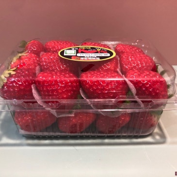 진료실에 찾아온 달콤한 봄! 환자분이 주신 딸기 선물 덕분에 힘이 나네요